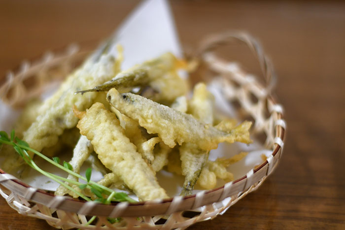 冬におすすめ！ご当地グルメ　わかさぎの天ぷら・から揚げ