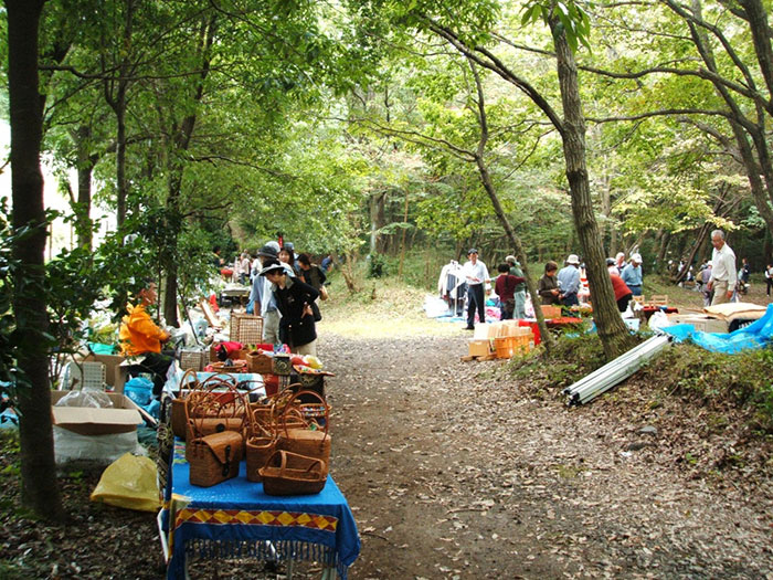 秋の森の露天市